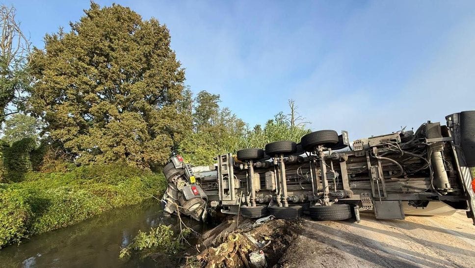 Tir si ribalta alle porte di Valera Fratta, ferite due persone, chiusa la Valtidone