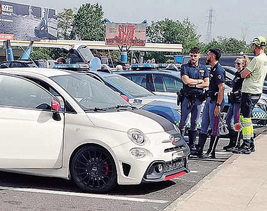 Un 34enne su una 500 Abarth con targa svizzera semina il panico lungo l’A1