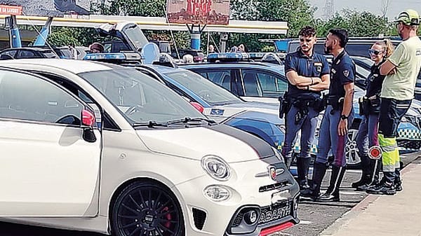 Un 34enne su una 500 Abarth con targa svizzera semina il panico lungo l’A1