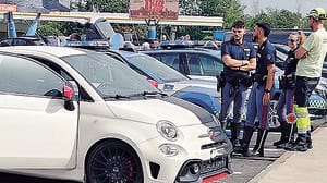 Un 34enne su una 500 Abarth con targa svizzera semina il panico lungo l’A1