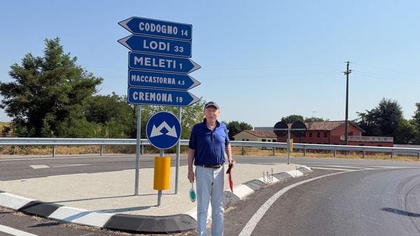 Il traffico dei tir attraverso Meleti, il sindaco con la paletta in mano