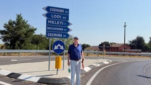 Il traffico dei tir attraverso Meleti, il sindaco con la paletta in mano