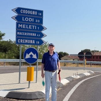Il traffico dei tir attraverso Meleti, il sindaco con la paletta in mano