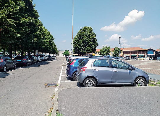 Tentano di rubarle la borsa mentre sale in auto, a Melegnano una 60enne reagisce e mette in fuga i ladri