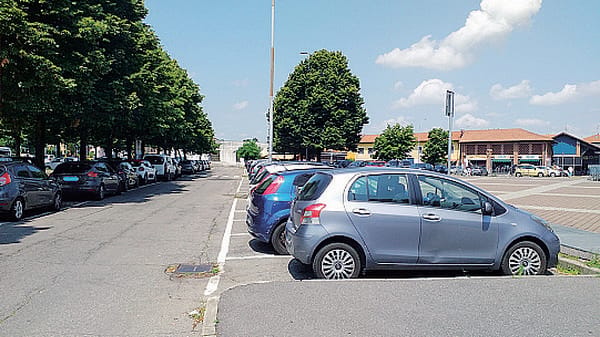 Tentano di rubarle la borsa mentre sale in auto, a Melegnano una 60enne reagisce e mette in fuga i ladri