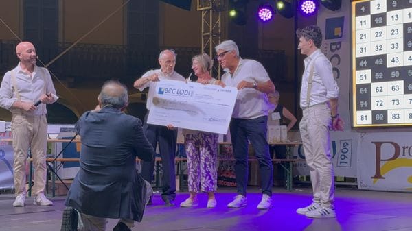Tombolone di Lodi, la consegna del premio da mille euro alla vincitrice