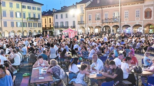 Tutto esaurito in piazza della Vittoria per la tombola del compleanno di Lodi.   Nel video la premiazione della vincitrice