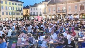 Tutto esaurito in piazza della Vittoria per la tombola del compleanno di Lodi.   Nel video la premiazione della vincitrice
