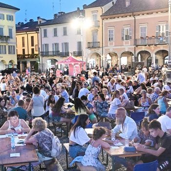 Tutto esaurito in piazza della Vittoria per la tombola del compleanno di Lodi.   Nel video la premiazione della vincitrice