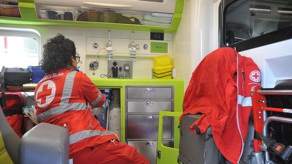Lite per la viabilità a Carpiano: uomo colpito con un bastone