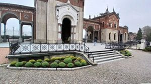 Furto di rame al Cimitero Maggiore: nel mirino le cappelle. Polemica la Lega: «Dopo il degrado anche i saccheggi»