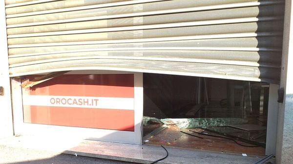 Nella notte nuovo assalto al Compro oro in pieno centro a Melegnano