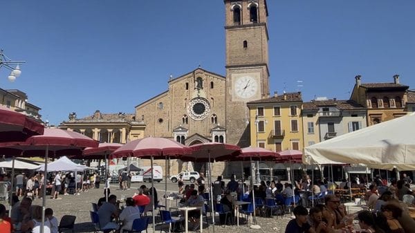 Una domenica a ritmo latino in piazza della Vittoria a Lodi VIDEO 