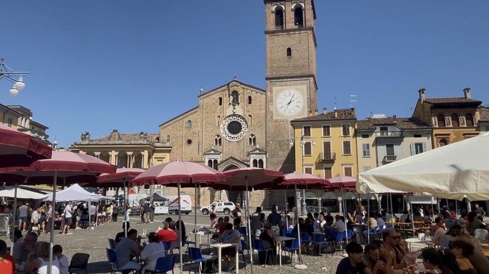 Una domenica a ritmo latino in piazza della Vittoria di Lodi VIDEO 