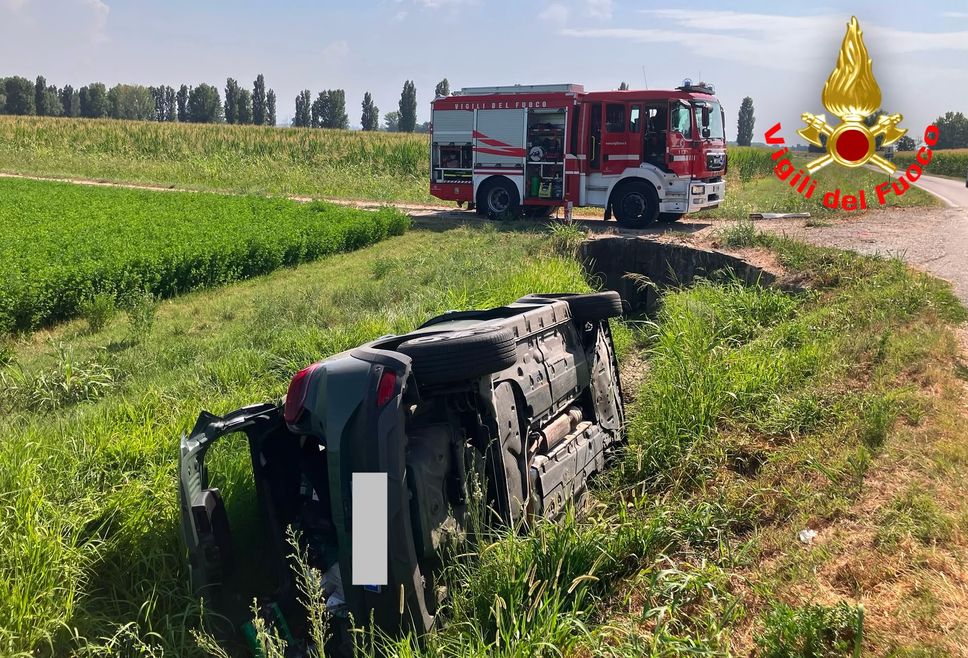 Auto vola nel fosso, ferito un 55enne
