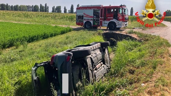 Auto vola nel fosso, ferito un 55enne