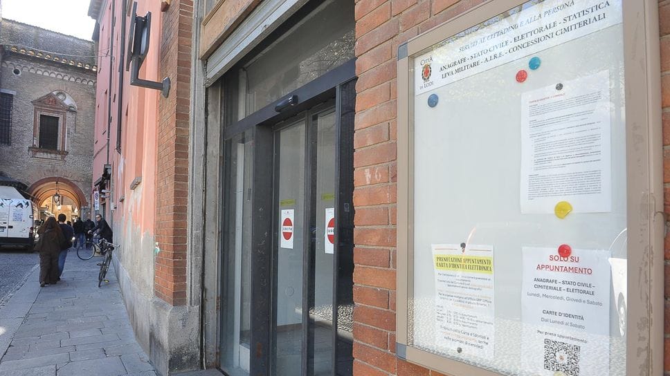 La carta d’identità cartacea è ancora valida ma occhio all’espatrio