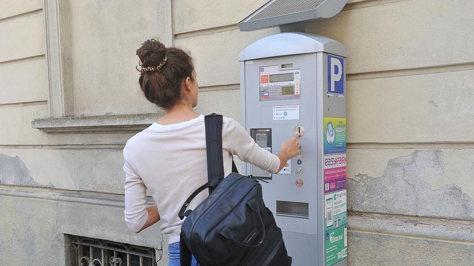 Parcheggi, le strisce blu si pagano anche ad agosto
