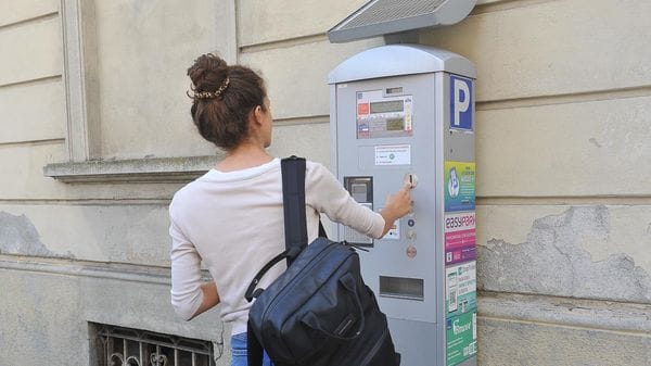 Parcheggi, le strisce blu si pagano anche ad agosto