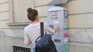 Parcheggi, le strisce blu si pagano anche ad agosto