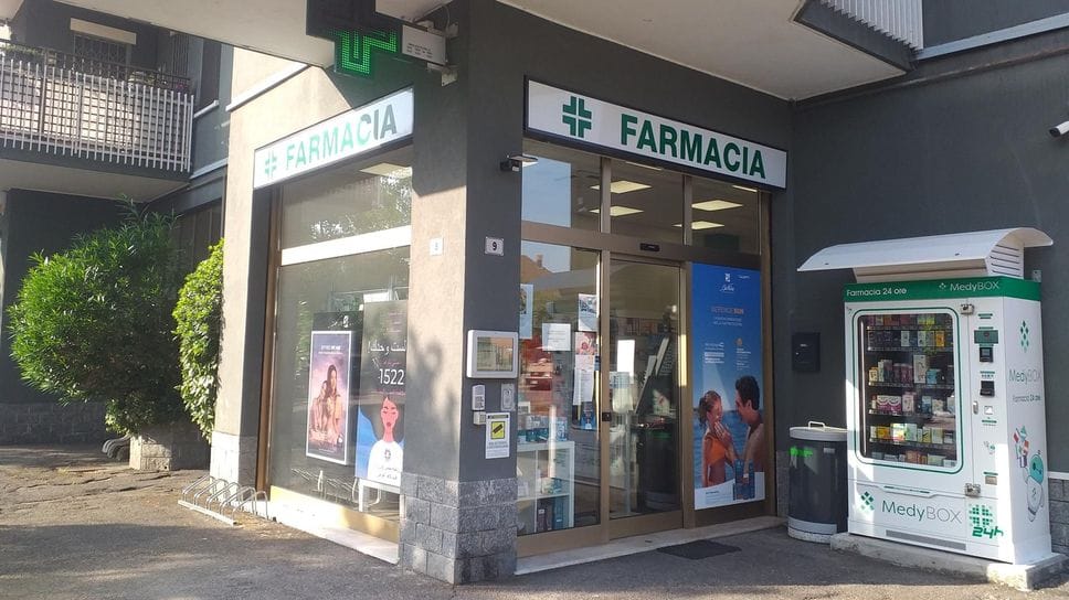 Rapinatori in azione in farmacia, un passante tenta di fermarli e lo minacciano con un coltello