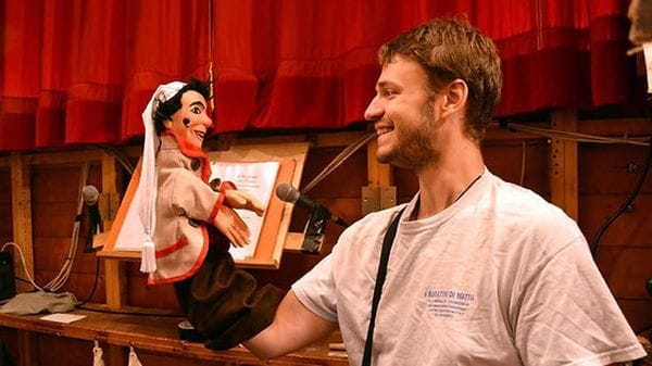 Sabato i burattini in Broletto In scena Tre servi alla prova 