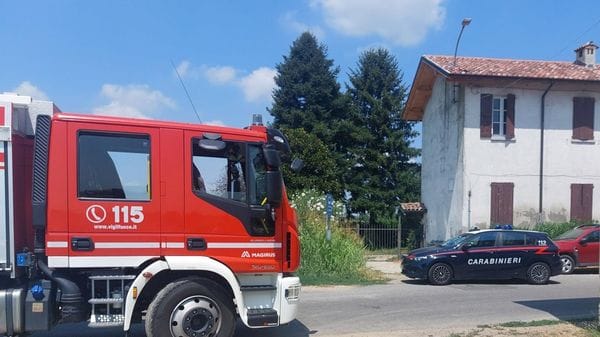 Un 13enne salva la vita a un giovane rimasto incastrato nell’auto dopo un incidente