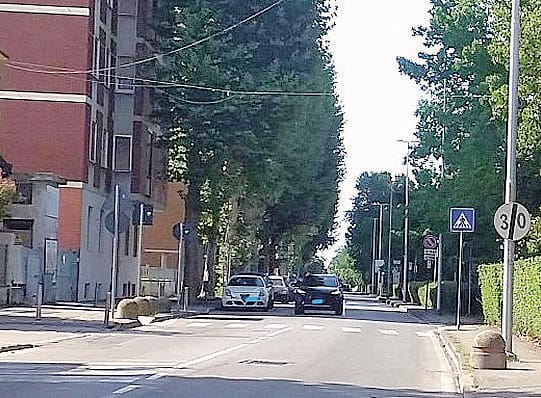 Faccia a faccia con i ladri sul balcone, razzia in una casa vuota per le vacanze