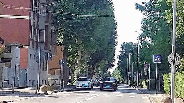 Faccia a faccia con i ladri sul balcone, razzia in una casa vuota per le vacanze