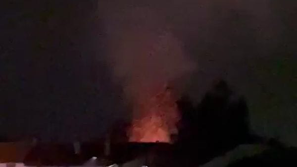 Le fiamme dell'incendio di stanotte a Borghetto
