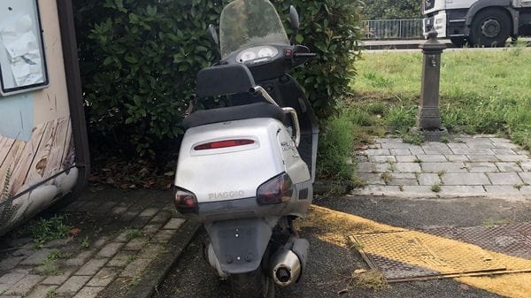 LODI, LA DENUNCIA «Scooter senza targa, dopo una pec e 2 mail nulla è cambiato»