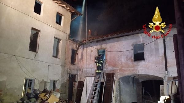 Rogo nella notte a Borghetto, distrutto il tetto di un’abitazione VIDEO