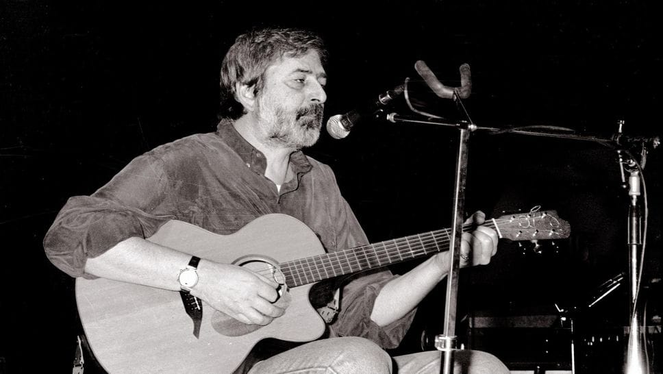 Francesco Guccini durante il concerto del 1992 al Palazzetto di Lodi