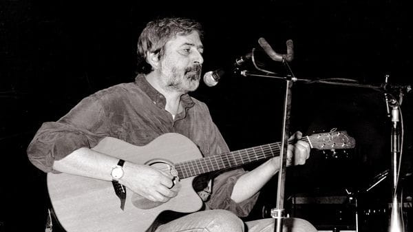 Francesco Guccini durante il concerto del 1992 al Palazzetto di Lodi