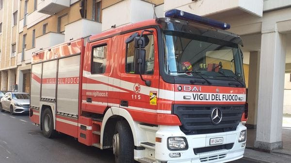 Incendio sulla massicciata, circolazione dei treni interrotta: scatta la protesta