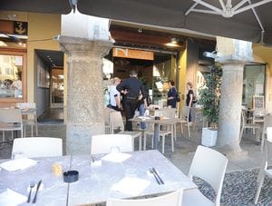 Si fingono clienti al bar Nazionale e poi derubano i dipendenti