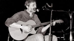 Addio al maestrone Francesco Guccini “Perso dietro le nuvole e la poesia”