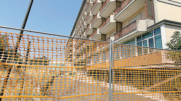 Le prime ruspe apparse nel 2007: il cantiere infinito dell’ospedale di Casale