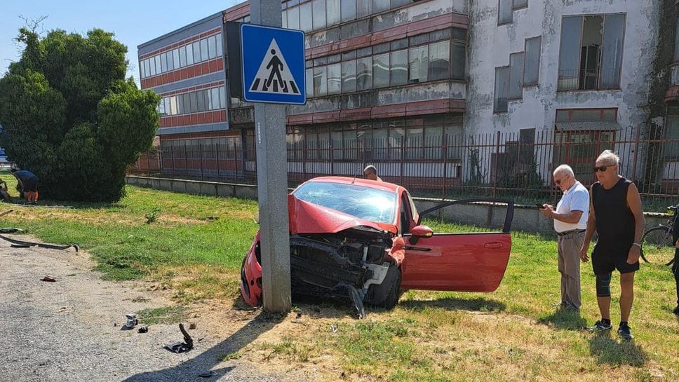 Perde il controllo dell’auto e si schianta contro un palo a Casalmaiocco
