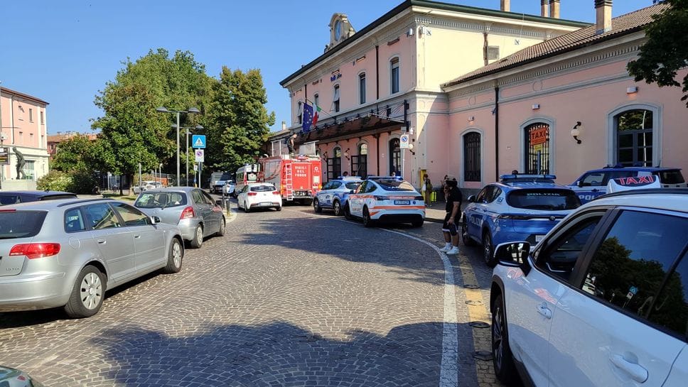 Principio di incendio su un Intercity in stazione, evacuati i passeggeri