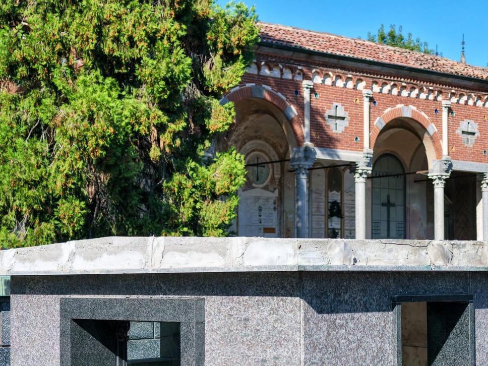 La banda del rame nei cimiteri di Lodi: spogliati i tetti di tre cappelle al Maggiore, grondaie sparite a Riolo