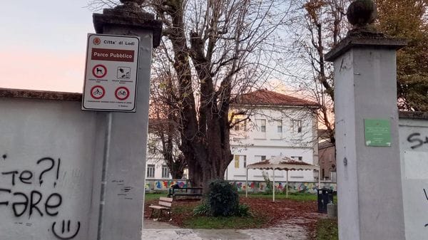 Lodi: «Urla e schiamazzi notturni nel giardino pubblico di via Carducci»