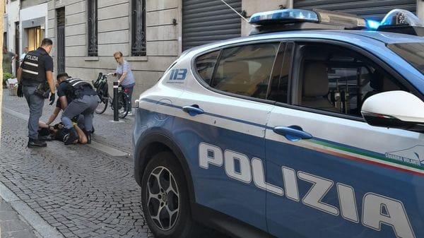 Un 21enne si rifiuta di mostrare i documenti alla polizia in pieno centro: fugge ma viene bloccato