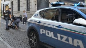Un 21enne si rifiuta di mostrare i documenti alla polizia in pieno centro: fugge ma viene bloccato