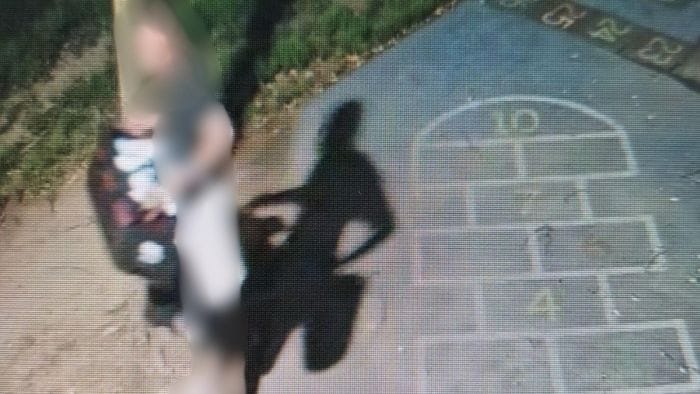La mensa chiudeva e lui entrava: rubava prosciutti, snack e posate