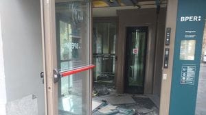 La banda del bancomat in azione in pieno centro a Melegnano VIDEO