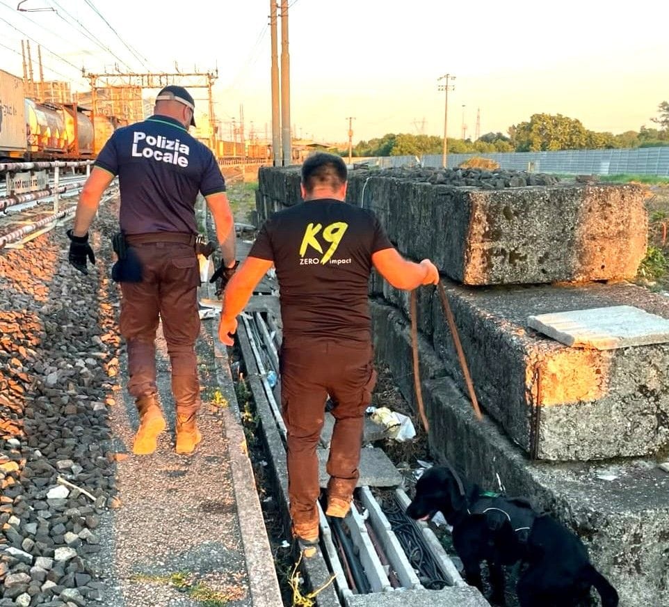 Scaglia pietre contro gli agenti che controllavano la zona dello spaccio: Daspo urbano per un 35enne