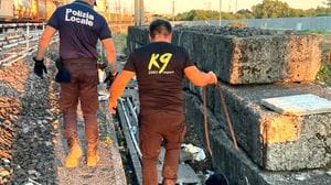 Scaglia pietre contro gli agenti che controllavano la zona dello spaccio: Daspo urbano per un 35enne