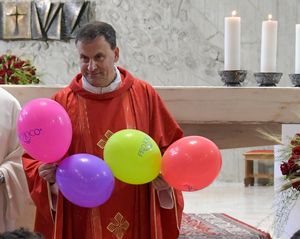 Una domenica di emozioni per il saluto a don Violoni