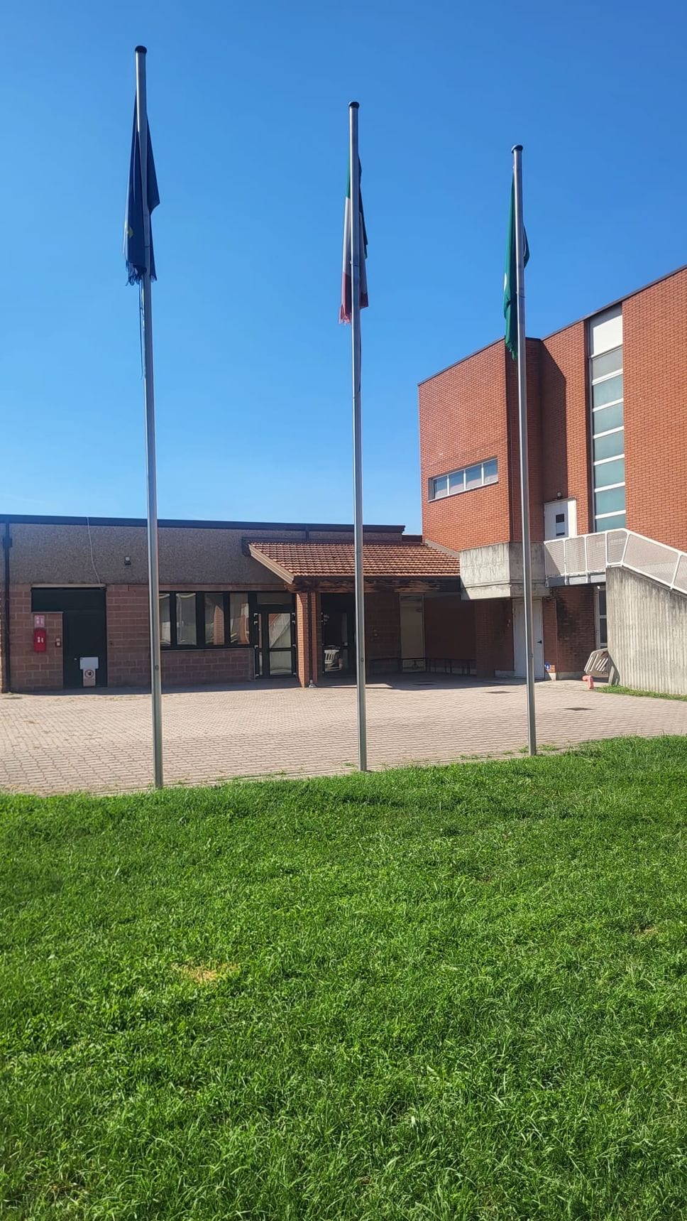 Da oggi scatta il divieto di transito di fronte alla primaria di Comazzo